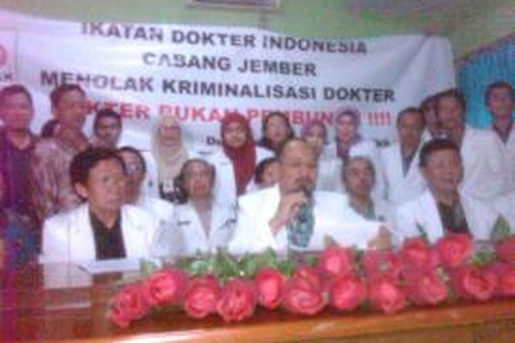 IDI Jember, Jawa Timur, tolak kriminalisasi terhadap dokter. Aksi ini merupakan bentuk keprihatinan kepada Dewa Ayu Sasiary Prawani, seorang dokter yang ditahan Kejaksaan Tinggi Sulawesi Utara. Kamis (21/11/13)