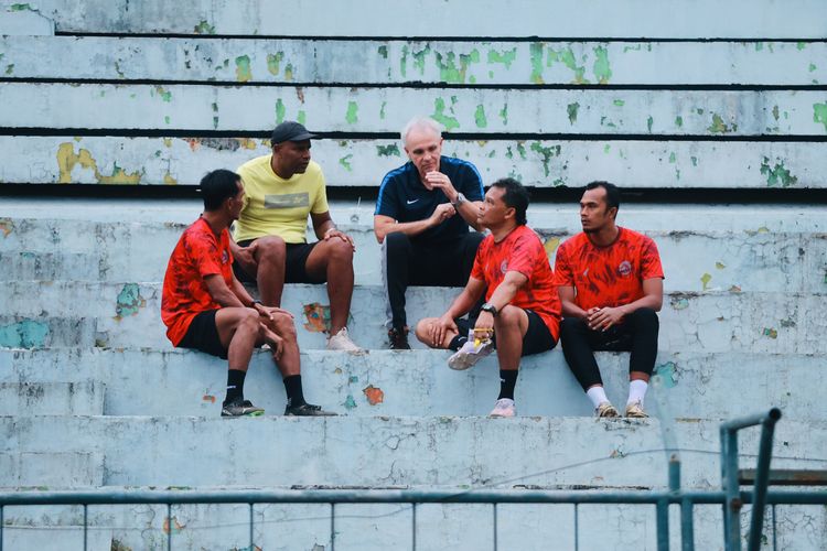 Pelatih yang akan memimpin Arema FC di Liga 1 2024-2025 Joel Cornelli (baju hitam) berdiskusi dengan tim pelatih lain saat persiapan di tribun Stadion Gajayana Kota Malang, Selasa (25/6/2024) sore. 