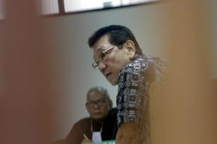 Terdakwa suap pengadaan bahan bakar yang juga mantan Direktur PT Soegih Interjaya Willy Sebastian Liem menjalani sidang dengan agenda pembacaan tuntutan di Pengadilan Tipikor, Jakarta Selatan, Rabu (15/7/2015). Terkait suap pengadaan TEL di Pertamina yang dinyatakan melibatkan Innospec, Jaksa KPK menuntut Willy dengan penjara 4,5 tahun dan denda Rp 250 juta serta subsider kurungan 5 bulan.