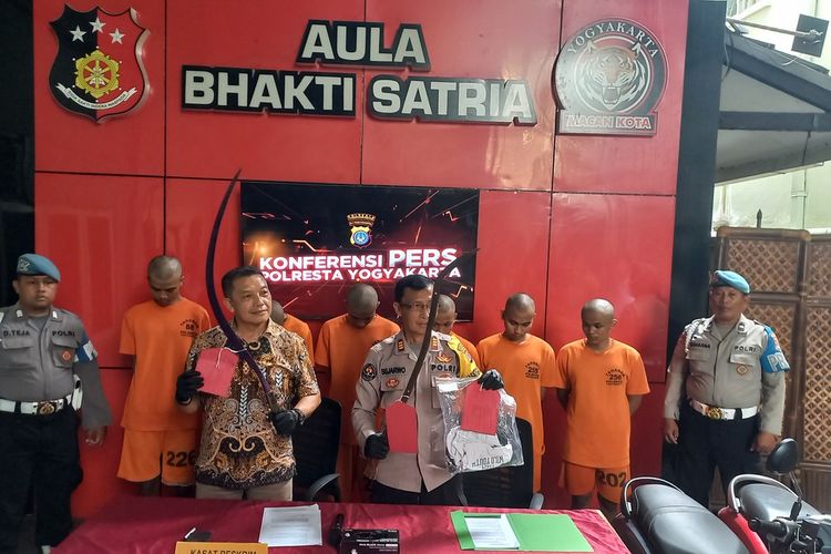 Kasatreskrim Polresta Yogyakarta Kompol Probo Satrio (Kiri) dan Kasi Humas Polresta Yogyakarta AKP Sujarwo saat menunjukkan barang bukti berupa celurit panjang, Jumat (29/11/2024)
