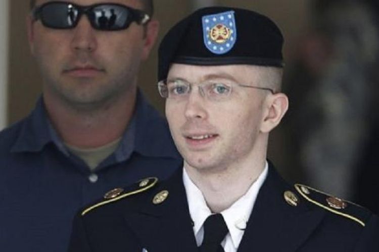 Chelsea Manning saat dijatuhi vonis di Fort Meade, Maryland, pada 2013, sebagai Bradley Manning.
