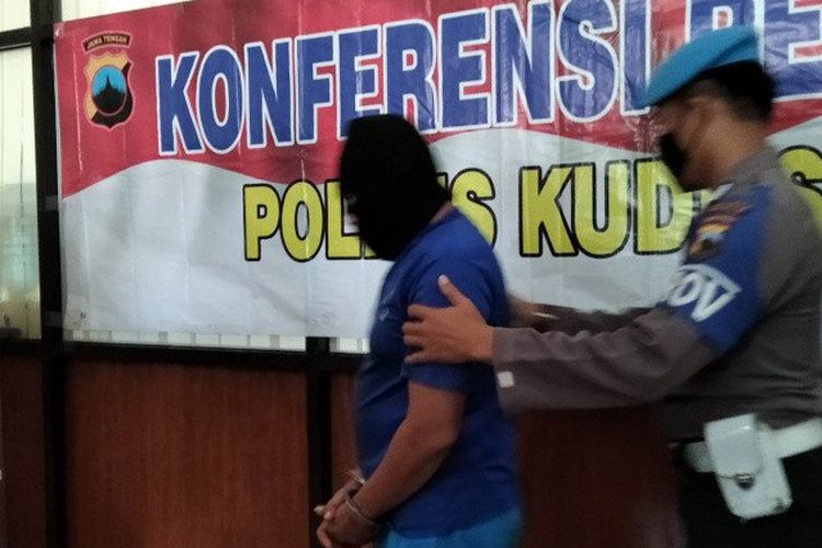 Pelaku dugaan pembunuhan saat gelar perkara di Markas Polres Kudus, Jawa Tengah.