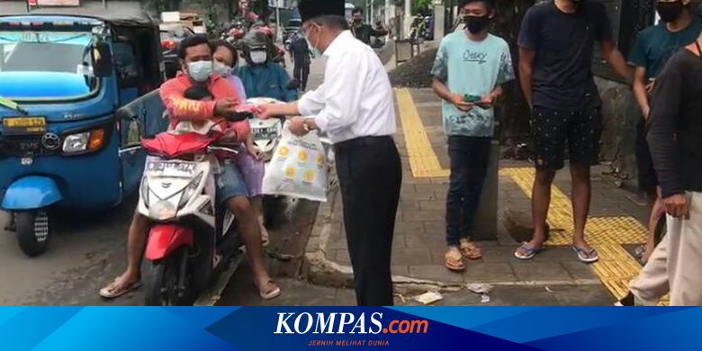 Menko PMK Muhadjir Bagikan Masker kepada Masyarakat di Pinggir Jalan - Vimarsana News