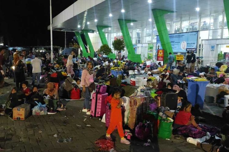 Situasi di Pelabuhan Semayang Balikpapan pada Sabtu malam (23/4/2022) sudah dipadati para pemudik.