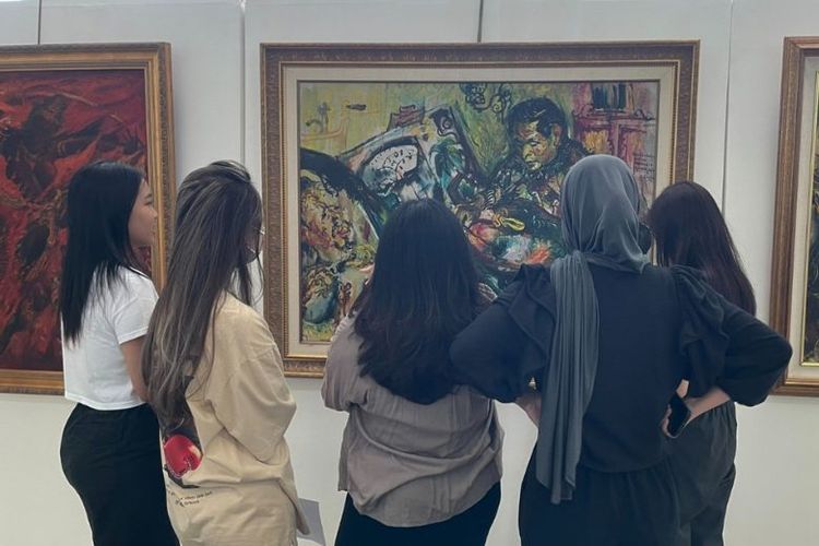 Sejumlah pengunjung mengamati karya seni koleksi Museum UPH yang menggambarkan kekayaan budaya dan ekspresi kreatif seniman Indonesia. 