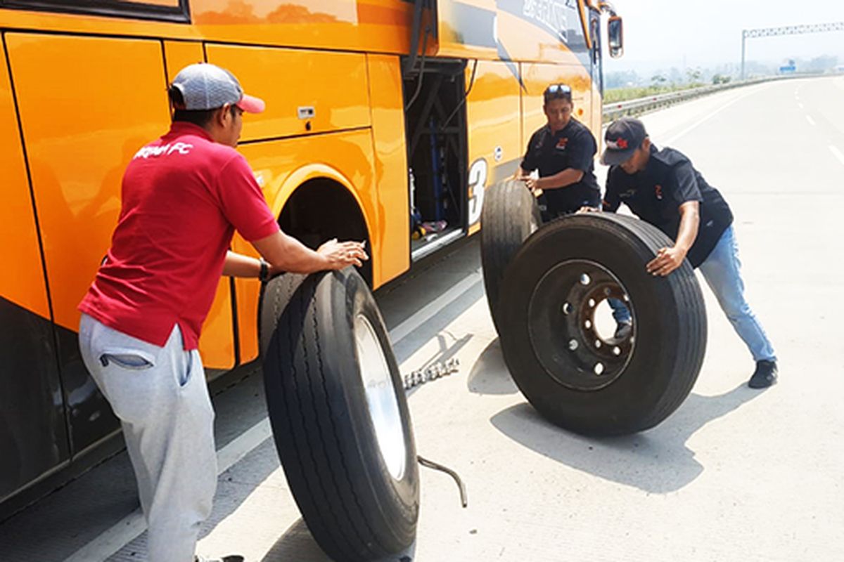 ganti ban bus