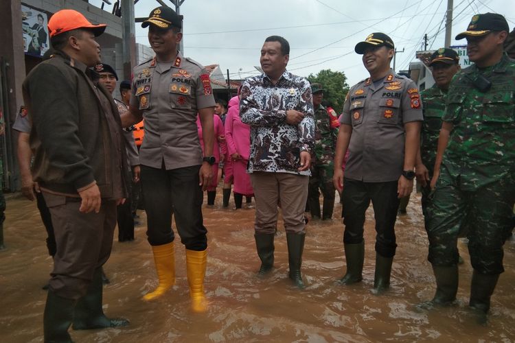 Kapolda Jawa Barat Irjen Rudy Sufahriady (dua dari kiri) berbincang dengan Sekda Karawang Acep Jamhuri (kiri) bersama Ketua DPRD Karawang Pendi Anwar, Kapolres Karawang AKBP Arif Rachman Arifin dan Dandim 0604 Karawang Letkol Inf. Medi Haryo Wibowo saat meninjau banjir di Perumahan BMI 1, Cikampek, Karawang, Selasa (25/2/202).