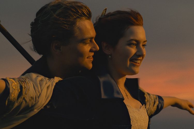Artis peran Kate Winslet berperan sebagai Rose dan Leonardo DiCaprio sebagai Jack di film Titanic karya sutradara James Cameron.