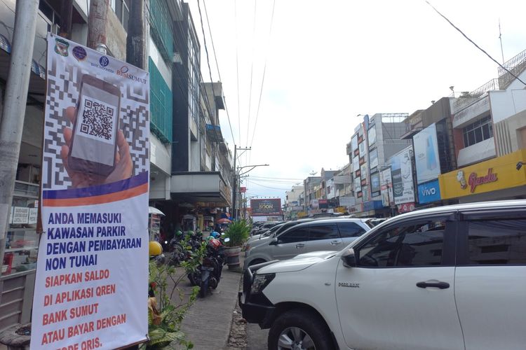 Salah lokasi parkir tepi jalan yang menerapkan sistem non tunai di Jalan Sutomo, Kota Pematangsiantar, Rabu (6/4/2022).