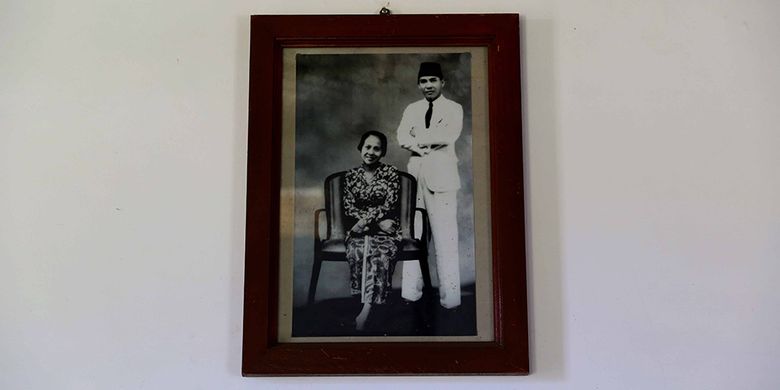 Lukisan Bung Karno tersimpan di Rumah pengasingan Bung Karno di Jalan Perwira, Ende, Flores, Nusa Tenggara Timur, Kamis (11/7/2016). Kota ini menyimpan sejarah panjang perihal sepak terjang Ir Soekarno atau Bung Karno selama empat tahun (14 Januari 1934 hingga 18 Oktober 1938) menjalani pengasingan.