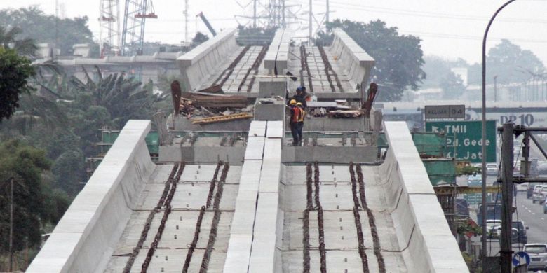 Suasana pembangunan proyek transportasi masal Light Rail Transit (LRT) di sepanjang Tol Jagorawi, Kampung Makasar, Jakarta Timur, Minggu (23/7/2017). Direktur Utama PT Adhi Karya Tbk, Budhi Harto mengungkapkan, nilai pembangunan prasarana LRT Jabodebek di kontrak awal sebesar Rp23,39 triliun sudah termasuk PPN 10 persen. Namun, setelah dihitung lagi, ongkos konstruksi LRT dapat ditekan lebih murah menjadi Rp 19,7 triliun dan belum termasuk PPN 10 persen dan sesuai arahan Presiden Jokowi, pemerintah akan tetap mengejar target penyelesaian proyek LRT Jabodebek pada awal 2019. ANTARAFOTO/Yulius Satria Wijaya/foc/17.