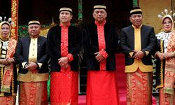 Olly dan Kandouw Sandang Gelar Kehormatan Adat Bolaang Mongondow Utara