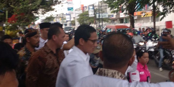 Wakil Gubernur DKI Jakarta Sandiaga Uno berkampanye di Pasar Jati Asih, Bekasi, Minggu (1/4/2018).