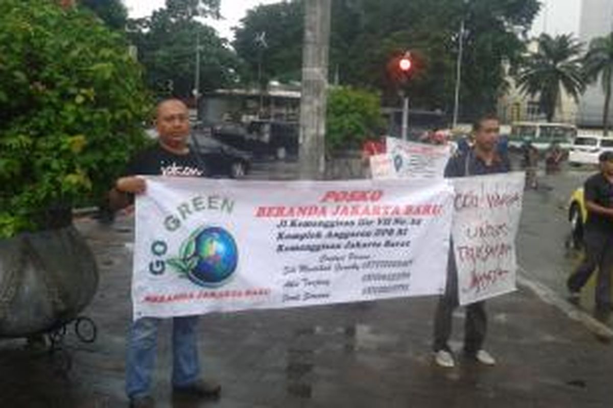 Sejumlah warga yang mengadakan aksi Gerakan Koin Warga Untuk Truk Sampah Jakarta yang dilakukan di kawasan Bundaran HI, Jakarta, Sabtu (8/2/2014). Aksi dilakukan terkait tidak adanya alokasi  di APBD DKI Jakarta 2014 untuk pengadaan truk sampah