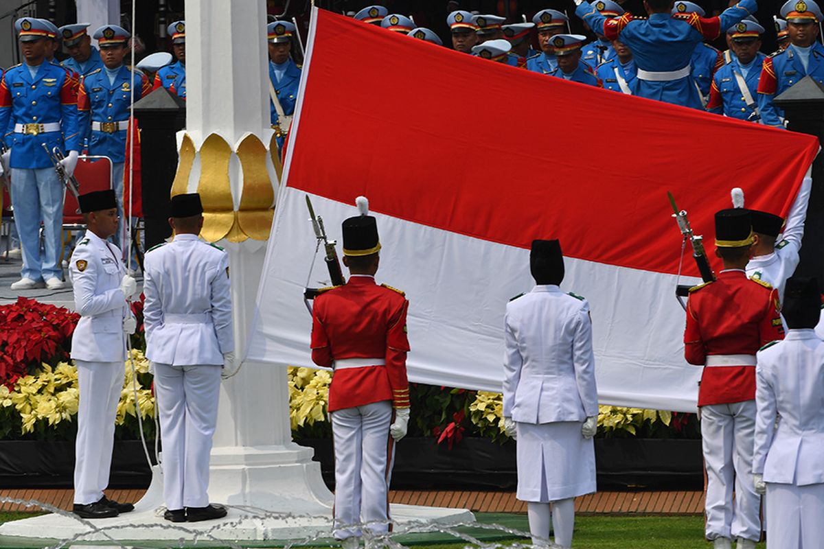 Pasukan Pengibar Bendera Pusaka (Paskibraka) membentangkan bendera saat Upacara Peringatan Detik-Detik Proklamasi 1945 di Istana Merdeka, Jakarta, Sabtu (17/8/2019). Peringatan HUT RI tersebut mengangkat tema SDM Unggul Indonesia Maju.