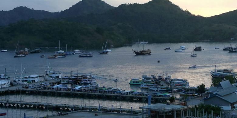 Aktivitas di Pelabuhan Labuhan Bajo, Kabupaten Manggarai Barat, Nusa Tenggara Timur, Jumat (12/8/2016). Keindahan panorama di Labuan Bajo dan sekitarnya menjadi daya tarik tersendiri bagi wisatawan, baik asing maupun lokal.