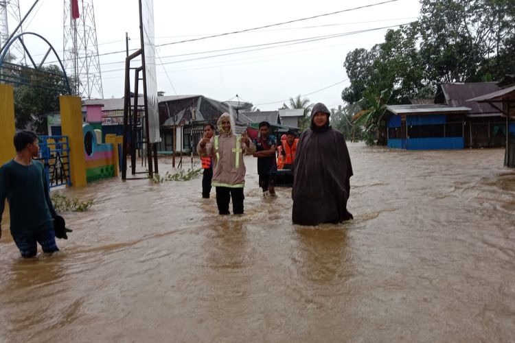 Salah satu titik banjir yang menggenangi Kecamatan Haruyan, HST, Kalsel, Jumat (9/9/2022). Banjir terjadi akibat tingginya intensitas hujan yang turun sejak dua hari terakhir. 