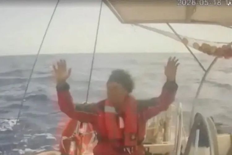 Seorang pria mengangkat tangannya ketika sebuah kapal angkatan laut Israel mencegat Global Sumud Flotilla yang sedang menuju Gaza, dalam upaya mengirimkan bantuan, di laut pada 18 Mei 2026.