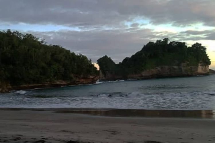 Pantai Bakung Pacitan merupakan pantai yang masih asri dengan karang berbentuk lumba-lumba dan sawah dekat pantai.  