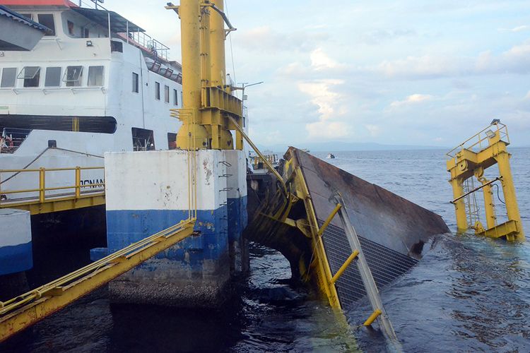 Dermaga 1 Pelabuhan Penyeberangan Ferry Bastiong, Kota Ternate, Maluku Utara, mengalami kerusakan parah setelah ditabrak kapal KMP Mutiara Pertiwi 1, pada Rabu (10/5/2023).