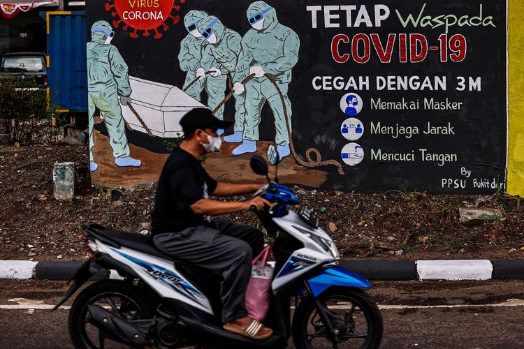 Mural yang dibuat oleh petugas prasarana dan sarana umum (PPSU)  bertemakan kewaspadaan virus Corona atau Covid-19 terlihat di kawasan Tebet, Jakarta Selatan, Jumat (14/8/2020). Mural tersebut memperlihatkan petugas medis membawa sebuah peti yang mengingatkan warga agar selalu waspada dengan Covid-19 dan mencegahnya dengan 3M (Memakai Masker, Menjaga Jarak dan Mencuci Tangan).
