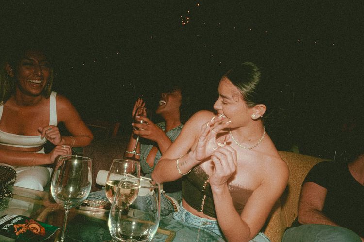 Pertemanan perempuan kerap terasa lebih erat dan tahan lama. Ada tiga alasan yang membuat ikatan ini jauh lebih kuat dibandingkan laki-laki.