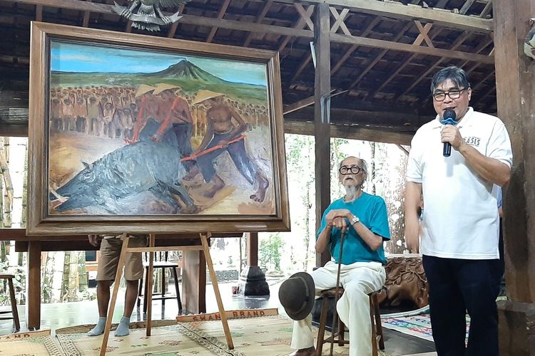 Pelukis senior Djoko Pekik dan Romo Sindhunata saat acara penyerahan lukisan Berburu Celeng Merapi ke Museum Anak Bajang di Omah Petroek, Kampung Karangkletak, Desa Hargobinanggun, Kecamatan Pakem, Kabupaten Sleman.