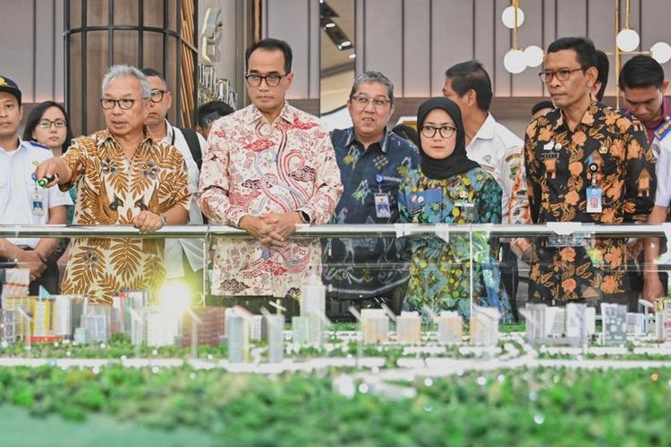 Menteri Perhubungan Budi Karya Sumadi, Senin (30/10), meninjau Stasiun Rangkasbitung dan Stasiun Maja, Banten.