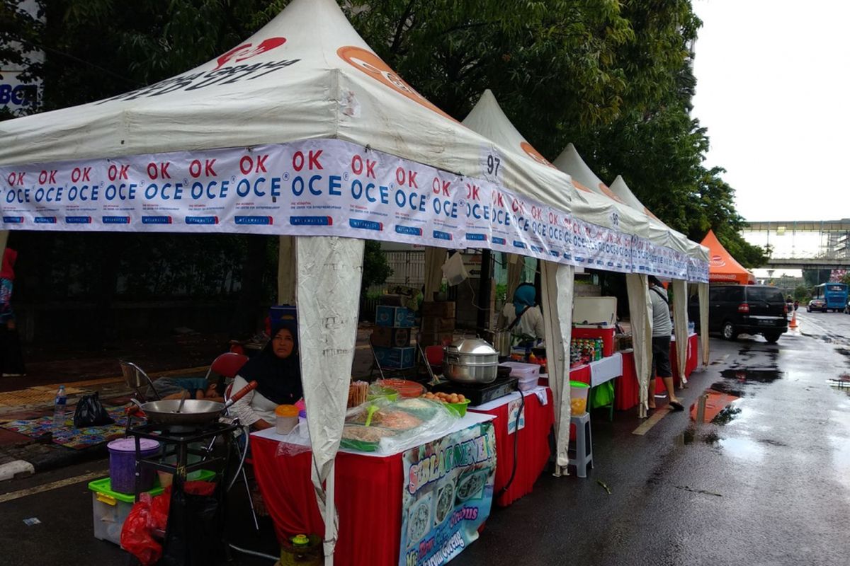 Sejumlah pedagang bersiap jualan di acara car free night, Minggu (31/12/2017) di jalan MH Thamrin dan Jenderal Suditman