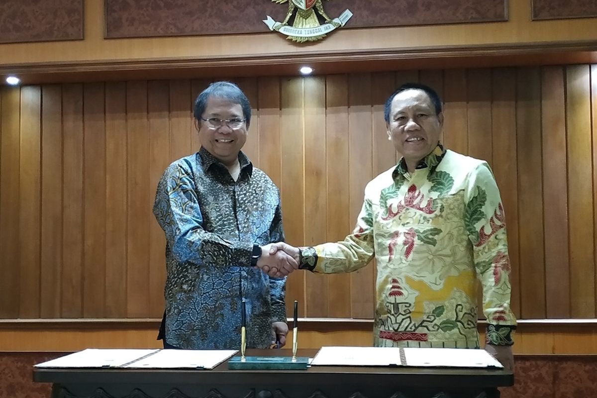 Ketua Komisi Pengawas Persaingan Usaha (KPPU) Kurnia Toha (kanan) dan Menteri Komunikasi dan Informatika (Kominfo) Rudiantara foto bersama usai meneken perjanjian kerja sama tentang Pencegahan dan Penanganan Praktik Monopoli dan Persaingan Usaha Tidak Sehat serta Pengawasan Kemitraan Usaha di Bidang Komunikasi dan Informatika di Kantor KPPU, Jakarta, Rabu (2/9/2019).