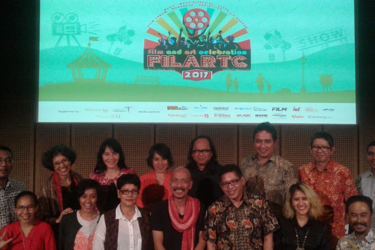 Foto bersama seluruh anggota yang terlibat dalam acara jumpa pers Film and Art Celebrations (Filartc) di Galeri Indonesia Kaya, Jakarta Pusat, Jumat (24/3/2017)
