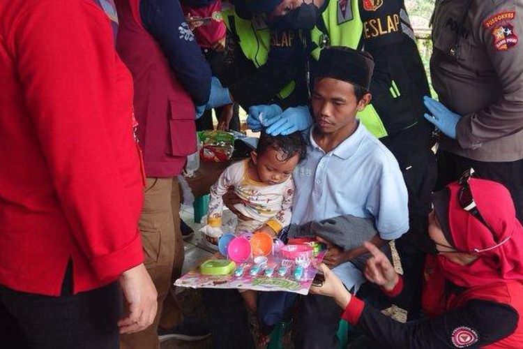 Salmatul Sahada (4), menangis keras saat menahan sakit luka yang ada dikepalanya karena terkena puing bangunan saat gempa bumi menghancurkan rumahnya. 