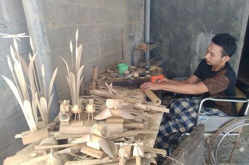 Cerita Sukardi, Lumpuh karena Kecelakaan Kerja, Kini Buat Produk Kreatif dari Bambu