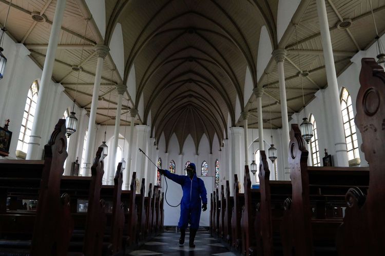 Petugas melakukan penyemprotan disinfektan di Gereja Santa Perawan Maria (Katedral) Bogor, Sabtu (30/5/2020). Pemerintah Kota (Pemkot) Bogor hingga 4 Juni 2020 melakukan penyesuaian kebijakan dari transisi pembatasan sosial berskala besar (PSBB) untuk memasuki fase normal baru.