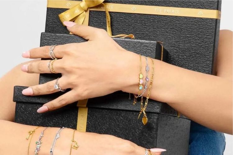 Perhiasan berlian dapat menjadi salah satu pilihan hadiah mewah (luxury gift) bagi orang terkasih.