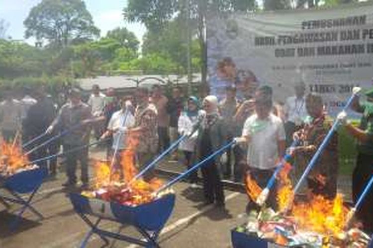 Badan Pengawas Obat dan Makanan (BPOM) memusnahkan 191.908 kemasan produk ilegal, hasil pengawasan dan penindakan di Bandung sepanjang tahun 2016 di halaman Gedung Sate, Jalan Diponegoro, Kota Bandung, Rabu (21/12/2016).