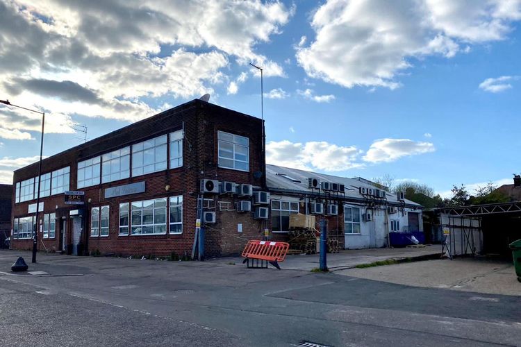 Masyarakat Indonesia di London gotong-royong bangun masjid. [Dok. Indonesian Islamic Centre]