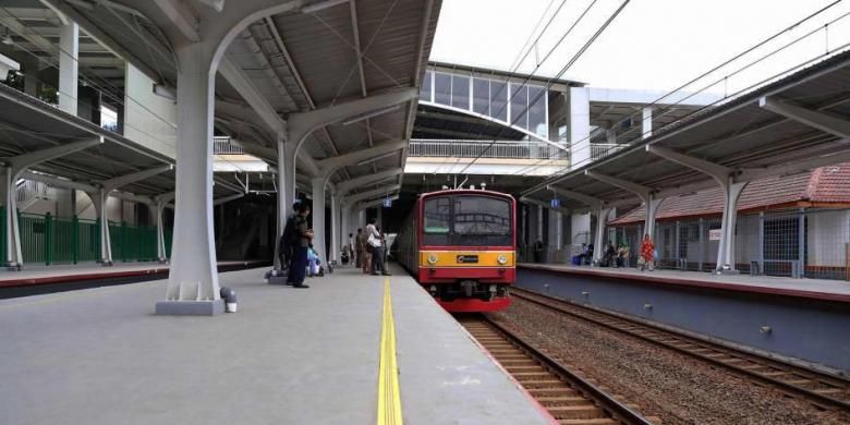 Suasana di Stasiun Kebayoran, Jakarta Selatan, setelah direnovasi, Kamis (26/5/2016). Tiga stasiun kereta komuter di wilayah Jabodetabek, yaitu Stasiun Kebayoran, Stasiun Parung Panjang, dan Stasiun Maja, direnovasi menjadi lebih modern untuk mengakomodasi jumlah penumpang yang semakin banyak.