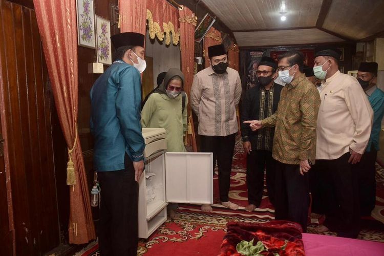 Wali Kota Padang Panjang Fadly Amran didampingi Staf Ahli Menkes Andani Eka Putra resmikan rumah isolasi berbasis kaum, Jumat (25/6/2021)