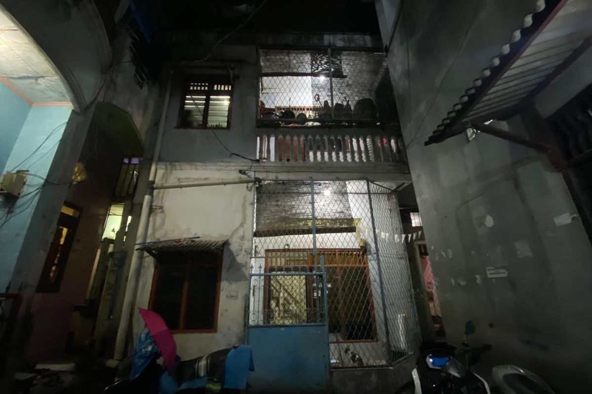 Rumah yang ditinggali SY (41) bersama orangtuanya di Jalan Budi Mulia, RT 005/RW 07, No.63, Pademangan Barat, Pademangan, Jakarta Utara. Di lantai tiga rumah tersebut, SY memproduksi ciu yang diperjualbelikan kepada anak muda. 