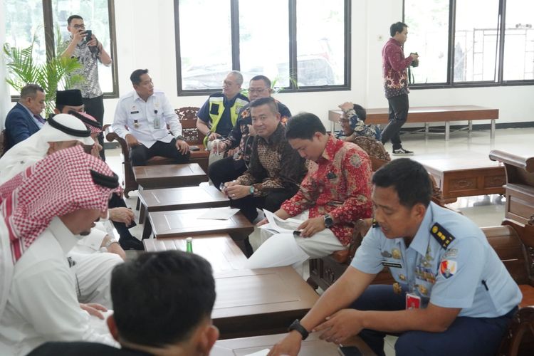 Tim Kementerian Agama bersama Kementerian Haji dan Umrah Arab Saudi meninjau kesiapan layanan fast track (Macca Road) bagi jemaah haji Indonesia di Bandara Adi Soemarmo, Solo. 
