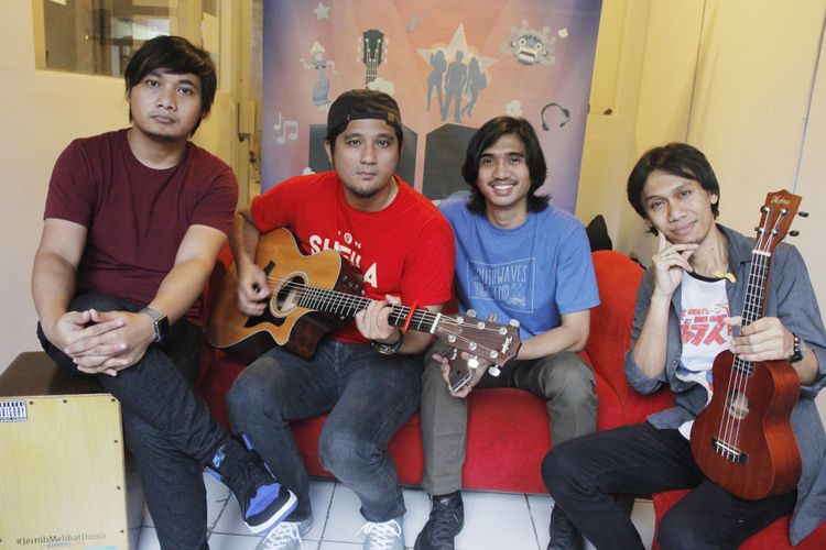 Grup band Sheila On 7 beraksi dalam program Selebritas Beraksi Kompas.com yang disiarkan langsung dari Coffee War, Kemang Timur, Jakarta Selatan, Selasa (30/1/2018). Duta, Eros, Adam, dan Brian berbincang soal singel terbaru mereka yang berjudul Film Favorit.