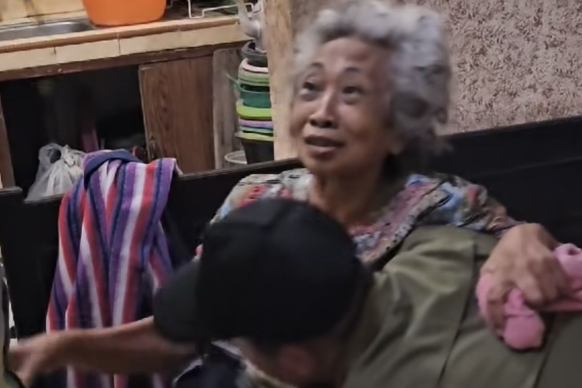 Siti Fatimah saat dijemput oleh Arief Camra karena ditelantarkan keempat anak kandungnya.