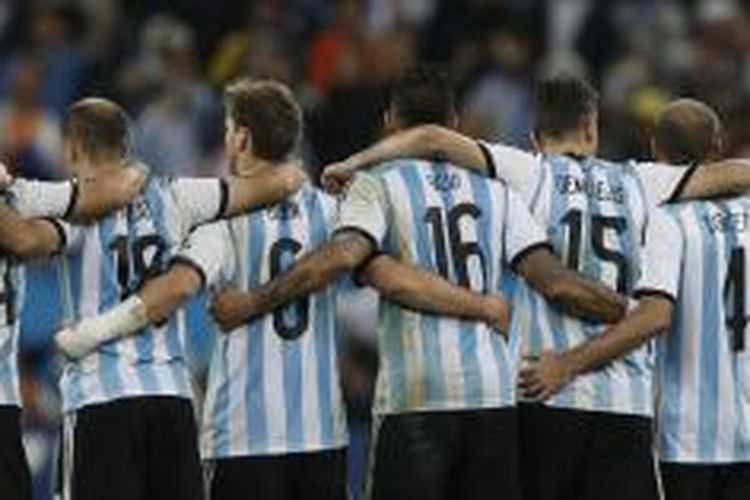 Penyerang sekaligus kapten Argentina, Lionel Messi (kanan), bersama rekan-rekannya (dari kiri ke kanan) Ezequiel Garay, gelandang Javier Mascherano, striker Rodrigo Palacio, gelandang Lucas Biglia, bek Marcos Rojo, bek Martin Demichelis dan bek Pablo Zabaleta menjelang adu penalti melawan Belanda di semifinal di The Corinthians Arena di Sao Paulo pada 9 Juli 2014.