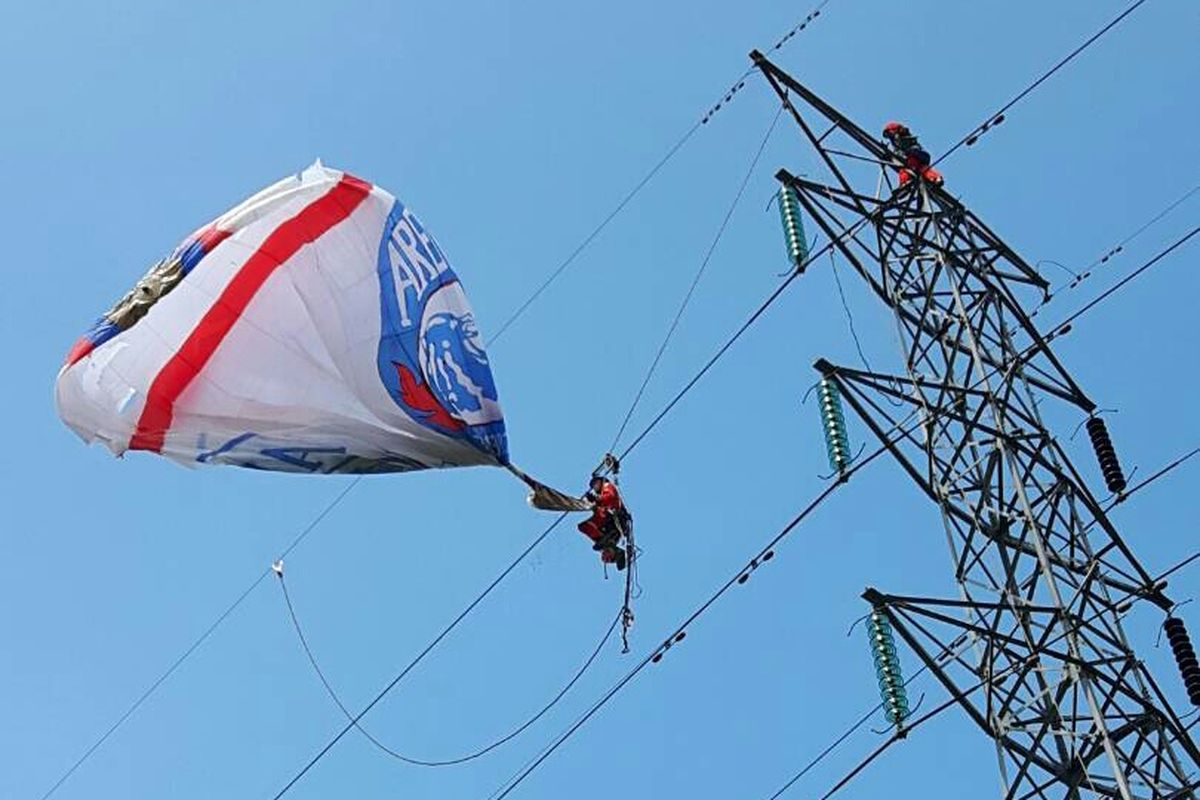 Sebanyak empat buah balon udara diketemukan tersangkut di Saluran Udara Tegangan Tinggi (SUTT) di jalur transmisi Temanggung-Wonosobo, Jawa Tengah, Selasa (27/6/2017).