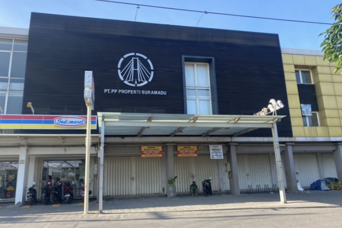 Tempat berkumpulnya orang yang merasa tertipu lokasi perumahan murah di Surabaya, Senin (19/8/2024).