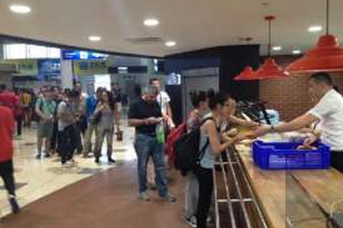 Suasana di Bandara Antalya, Turki, Sabtu (16/7/2016), berlangsung normal, aman, dan tenang, tidak terpengaruh oleh upaya kudeta yang gagal dilakukan di Ankara dan Istanbul. Tampak para calon penumpang sedang mengantre untuk membeli roti di bandar Antalya. 