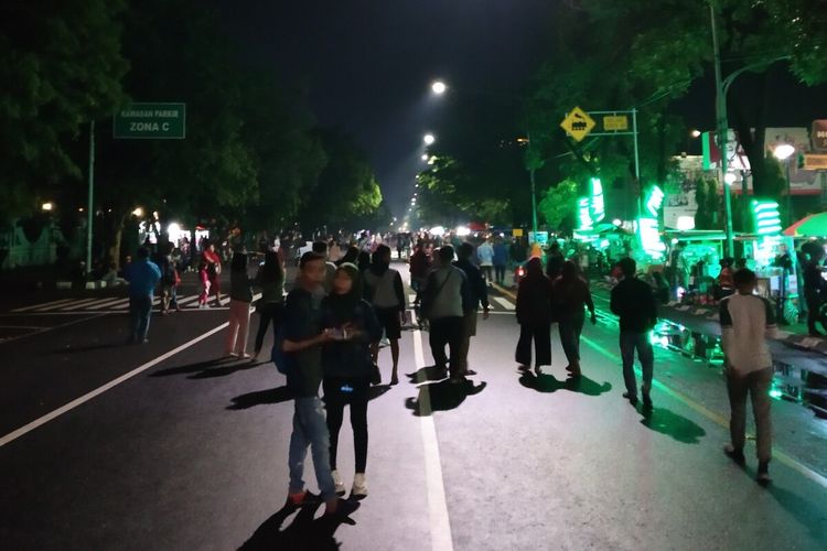 Pengunjung mulai memadati kawasan Jalan Slamet Riyadi untuk merayakan perayaan malam tahun baru di Solo, Jawa Tengah, Selasa (31/12/2019) malam.