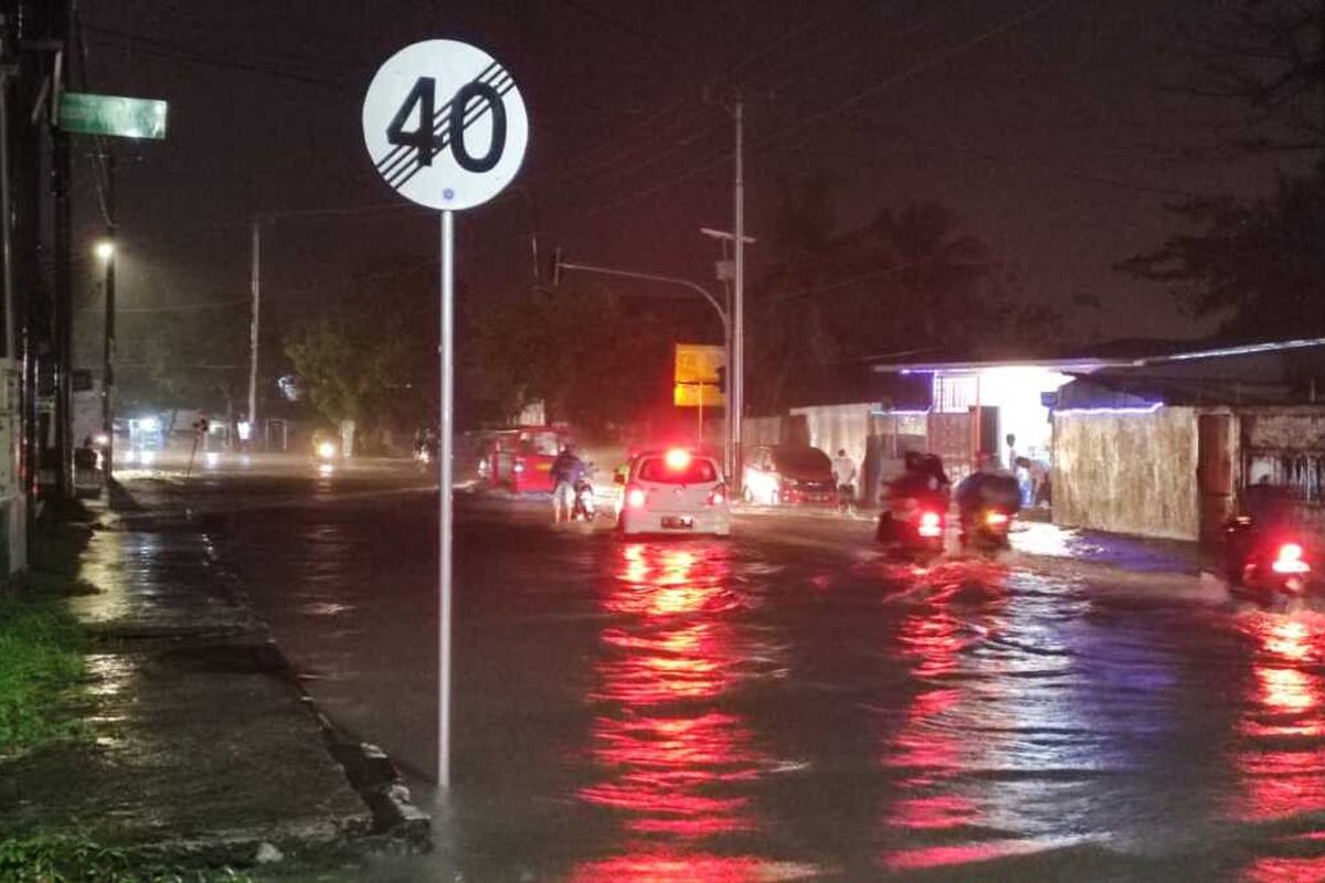 Jalan di kawasan Wayame terendam banjir setelah hujan deras mengguyur wilayah tersebut, Minggu (17/10/2021)