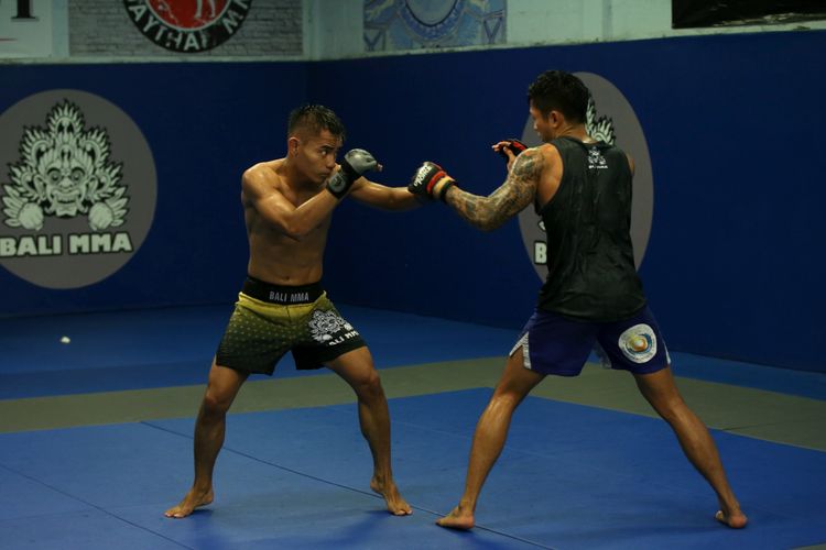 Petarung kelas terbang seni bela diri campuran atau mixed martial arts (MMA) ONE Championship asal Indonesia, Stefer Rahardian (kiri) berlatih di sasana Bali MMA, Bali, Kamis (11/1/2018). Ia akan bertarung menghadapi lawannya Muhammad The Spider Imran asal Gujar Khan, Pakistan yang digelar oleh ONE Championship di Jakarta Convention Center (JCC) pada Sabtu (20/1/2018) mendatang.